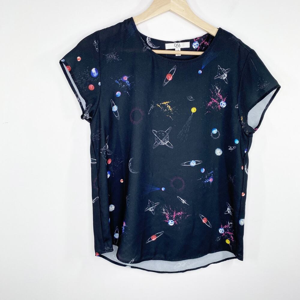 Q&A Black Galaxy Space Print Short Sleeve Blouse Women's Size X-Small XS‎